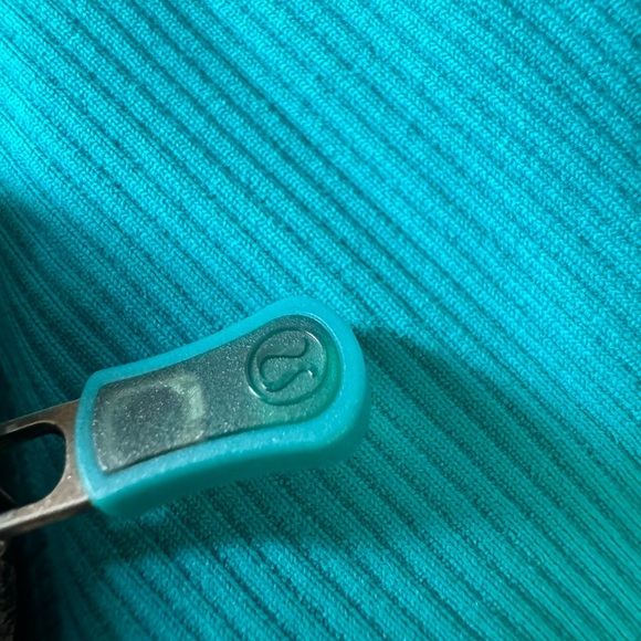 Lululemon- women’s Run for Your life pullover. Size 4. Teal blue with hood - Picture 8 of 10